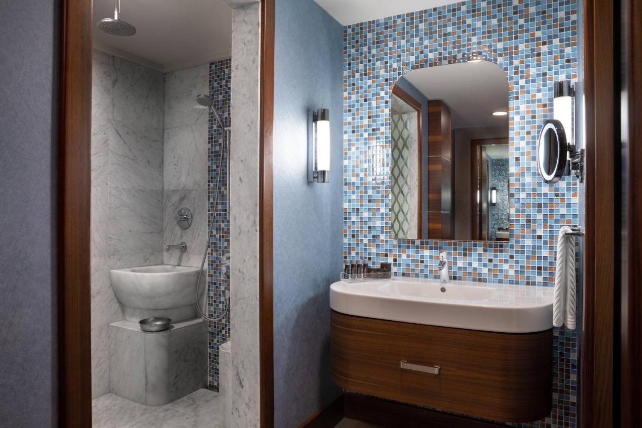Renaissance Izmir Hotel Exterior photo Bathroom