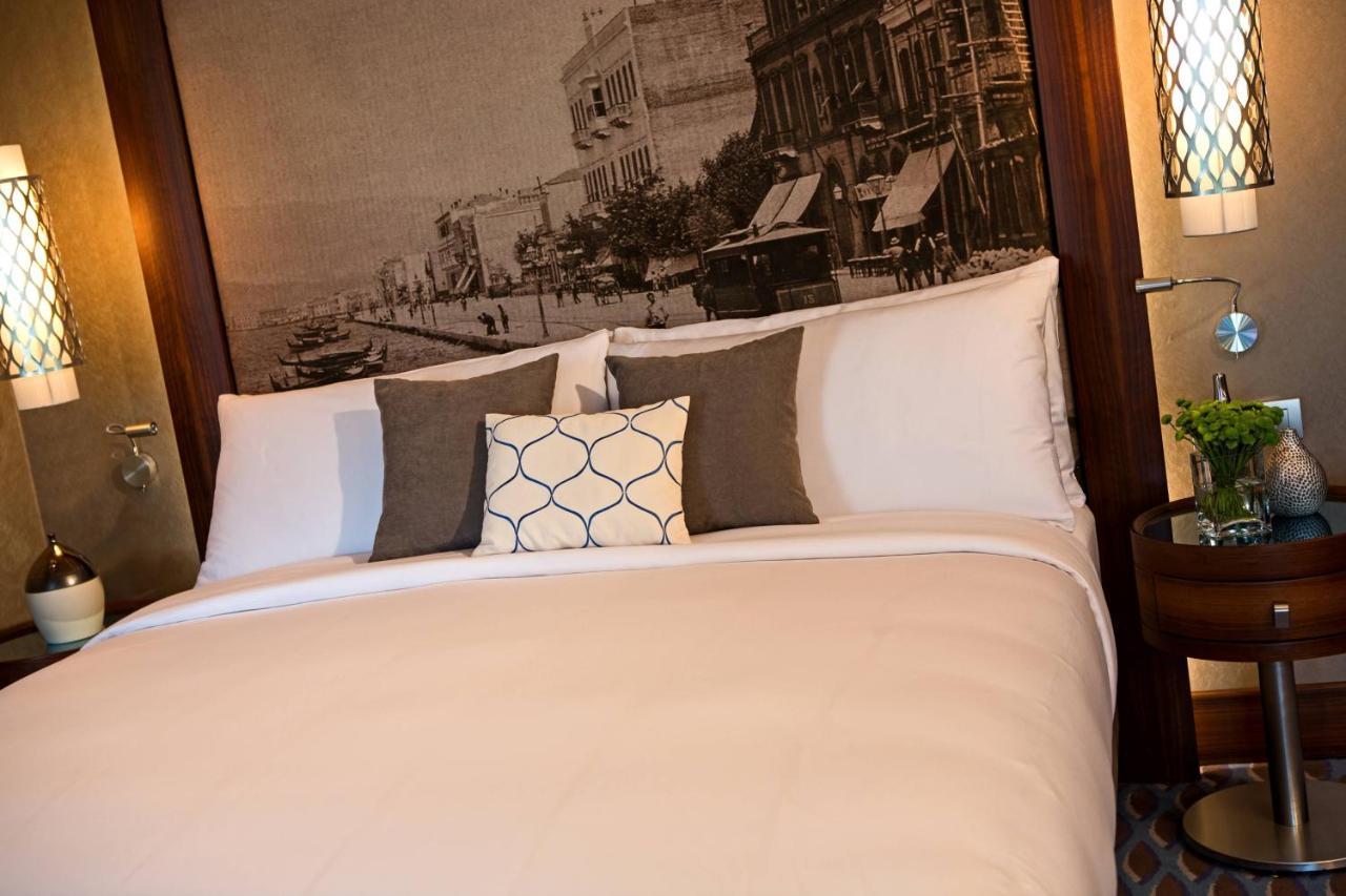 Renaissance Izmir Hotel Exterior photo A bed with a headboard