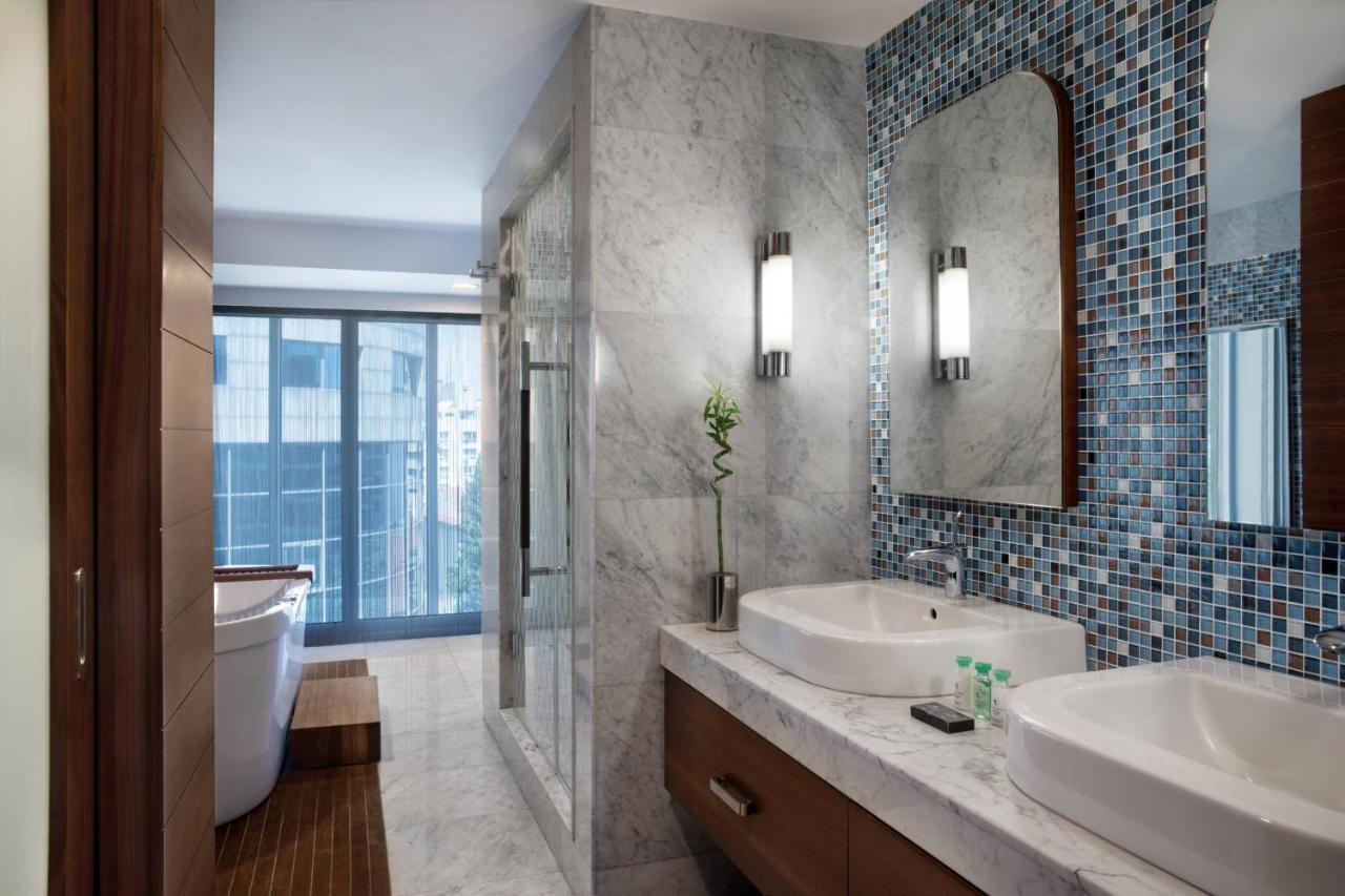 Renaissance Izmir Hotel Exterior photo Bathroom