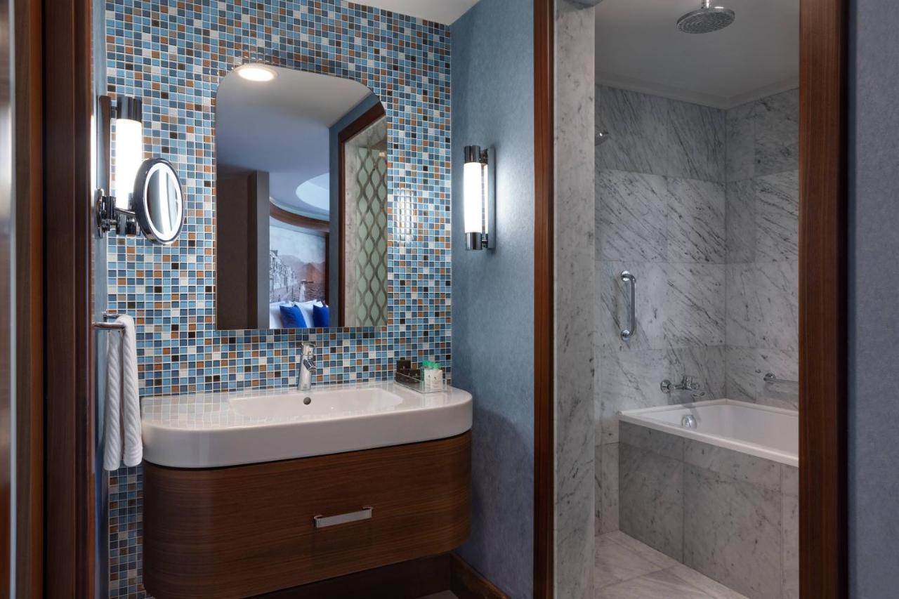 Renaissance Izmir Hotel Exterior photo Bathroom