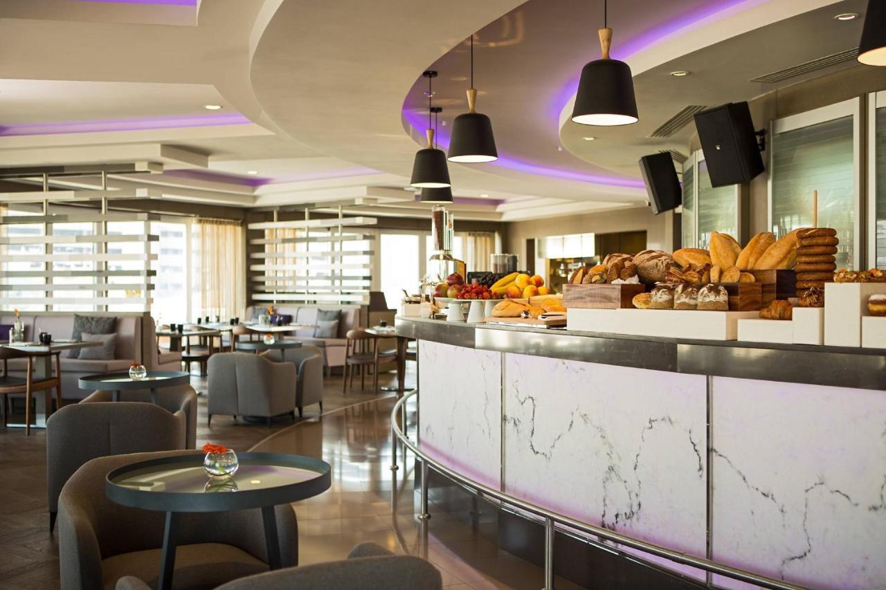 Renaissance Izmir Hotel Exterior photo The lounge at the airport