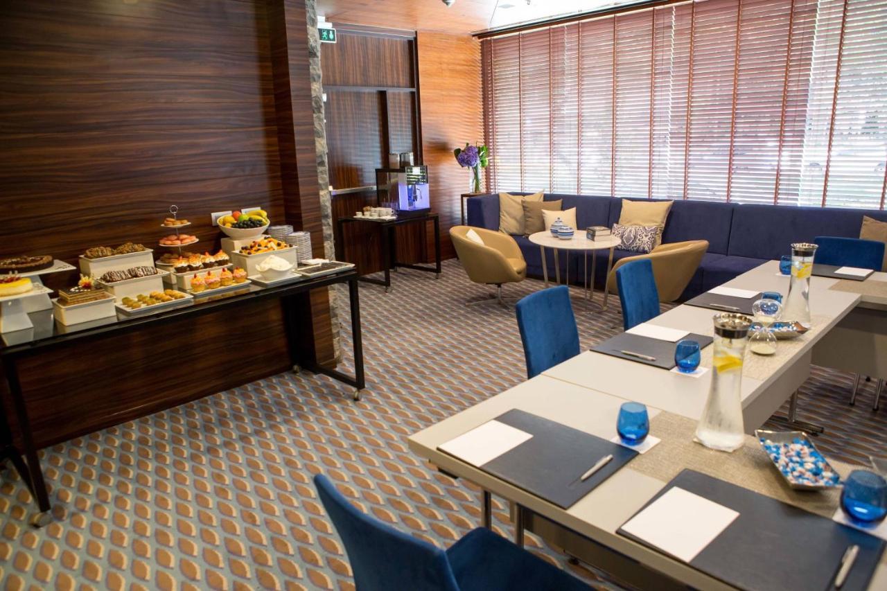 Renaissance Izmir Hotel Exterior photo The lounge at London Heathrow Airport
