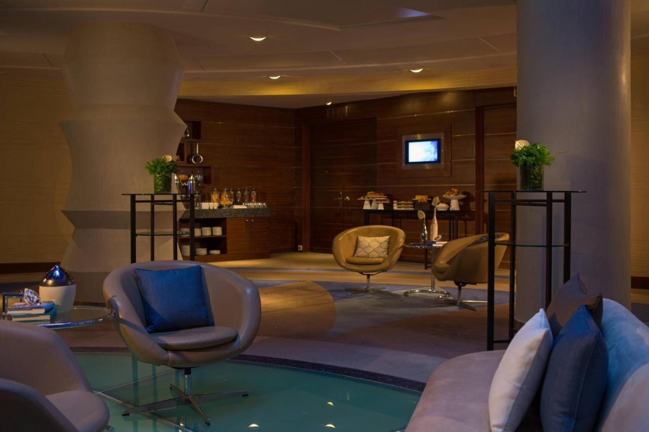 Renaissance Izmir Hotel Exterior photo The lounge at the airport