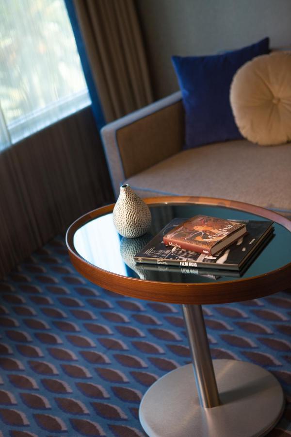 Renaissance Izmir Hotel Exterior photo A side table