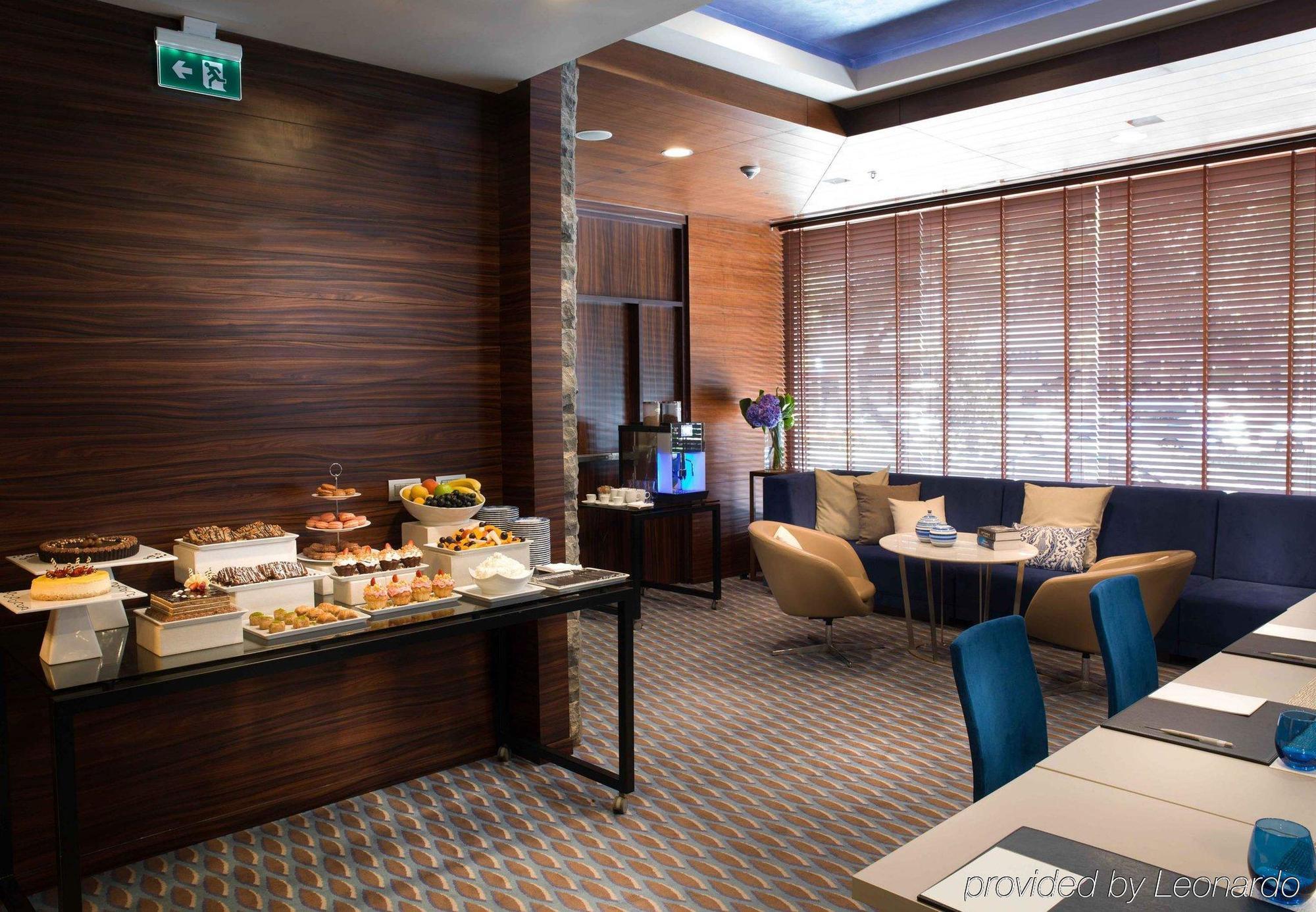 Renaissance Izmir Hotel Exterior photo The lounge at the airport